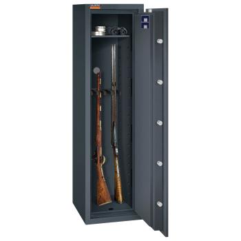 Ein graphitgrauer Waffenschrank mit sichtbarer Türverriegelung. Zwei Langwaffen stehen im unteren Bereich, während auf dem Fachboden ein Fernglas und Patronenverpackungen liegen. Der Schrank befindet sich vor einem weißen Hintergrund.